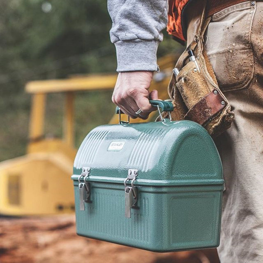 STANLEY lunch box sur chantier illustrant durabilité en usage réel