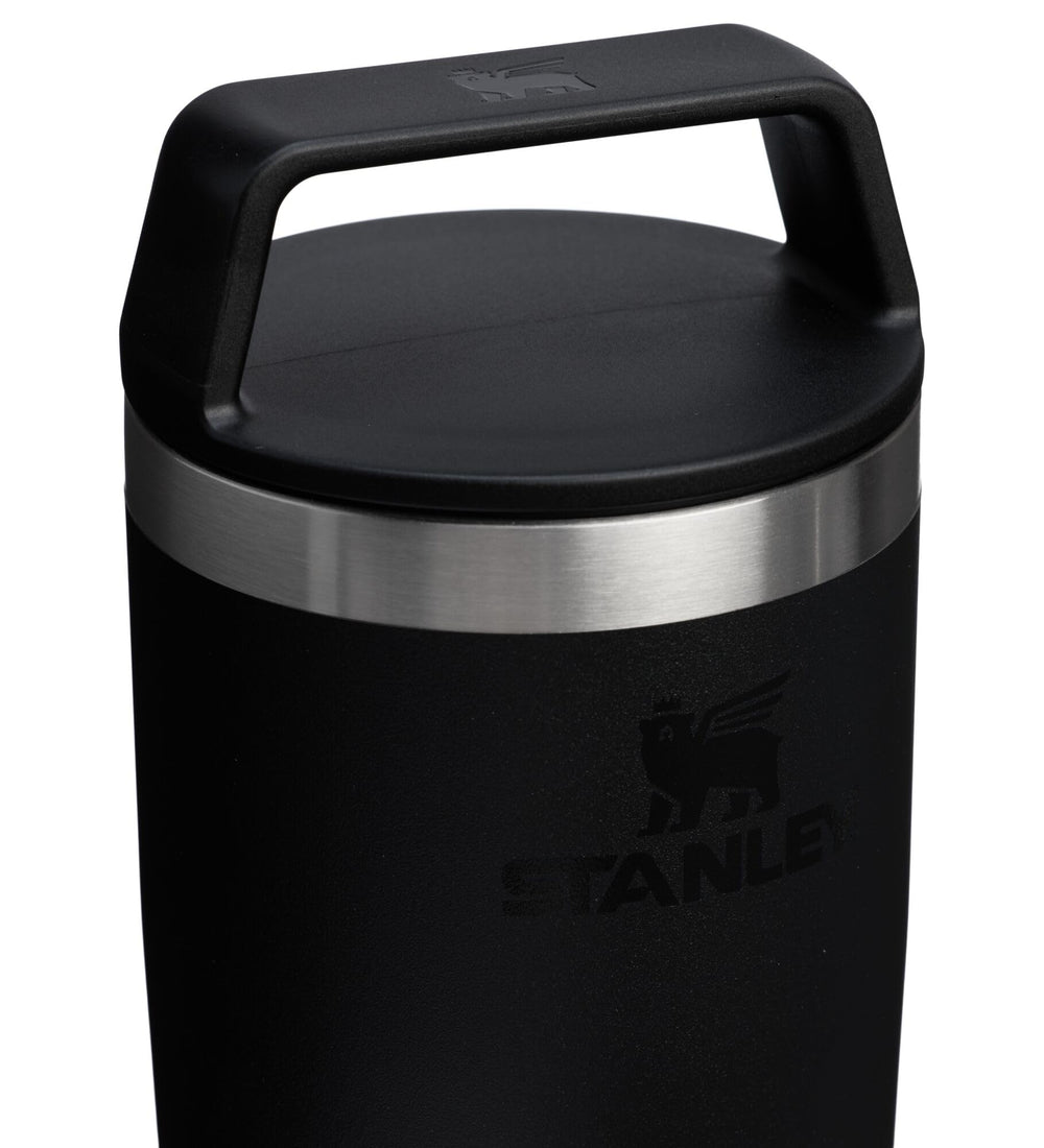 STANLEY mug placé dans un porte-gobelet de voiture pour voyage sans fuites