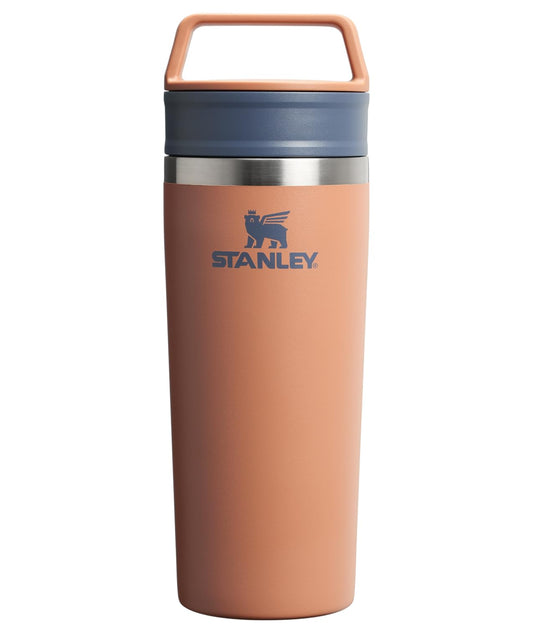 STANLEY vue avant du mug montrant la forme et l'étanchéité
