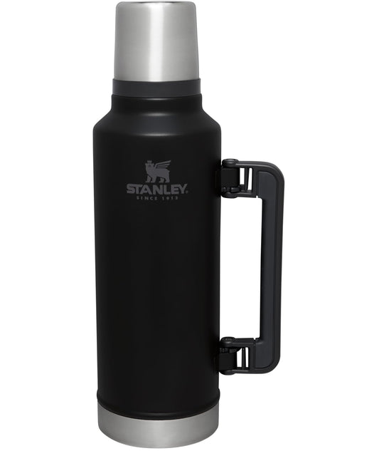 STANLEY bouteille Classic 2,0 qt face avant montrant l’étiquette et la capacité