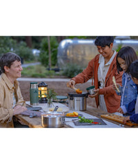 Stanley bocal tenu en main pour comparaison de taille portable