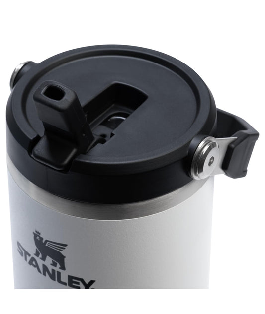 STANLEY gros plan du bec paille Flip Straw pour hydratation rapide