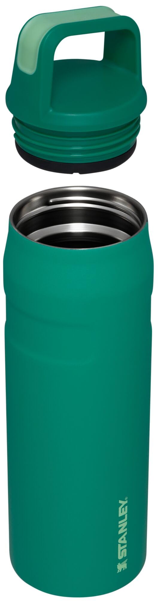STANLEY gros plan acier 18/8 recyclé, finition durable et sans goût