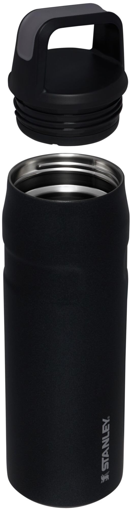 STANLEY comparaison d'échelle montrant la taille 24 oz pour emporter facilement