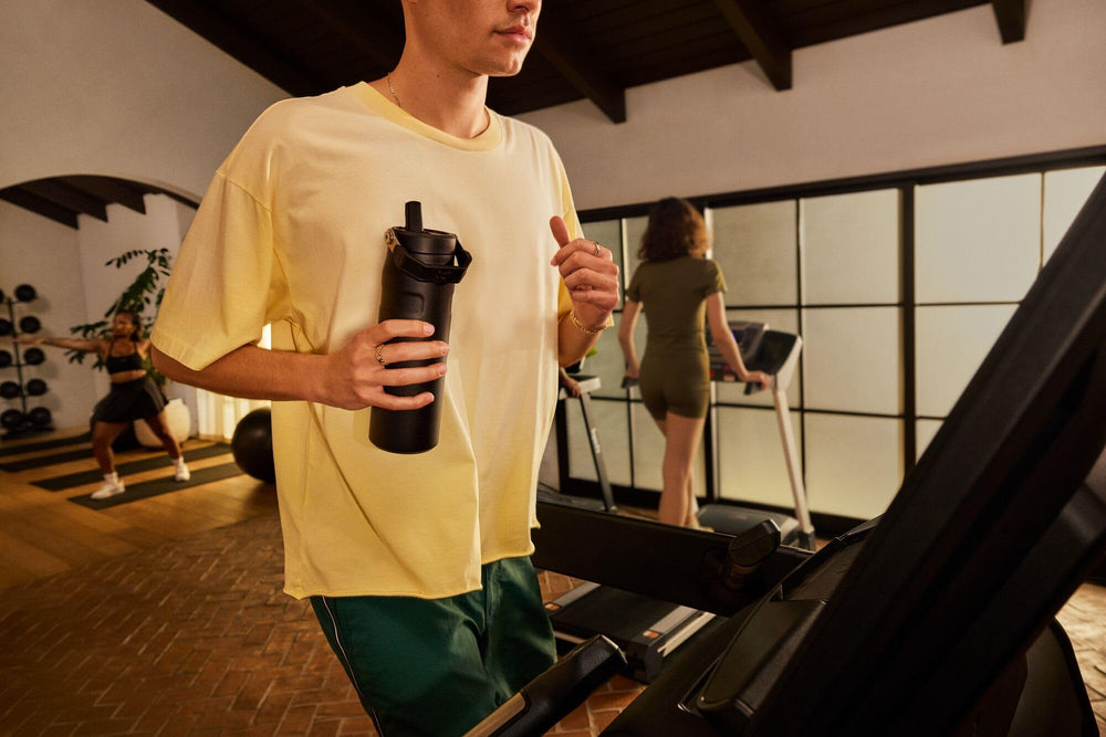 STANLEY en usage sport lors d'une randonnée offrant hydratation facile