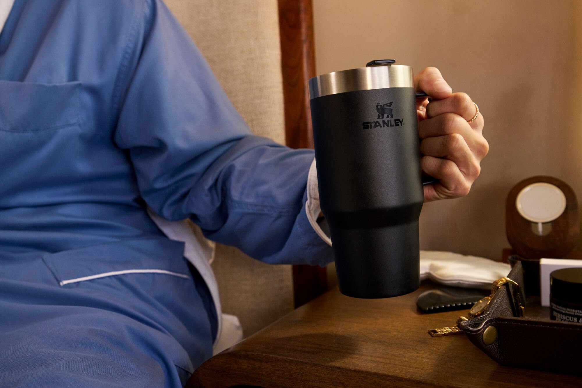 STANLEY mug posé à côté d'un café, compatible tailles-standard café