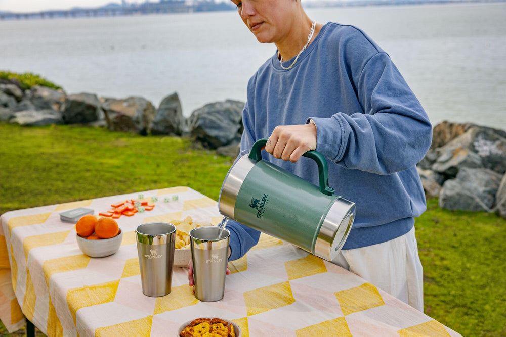 Stanley carafe à côté d'un verre comparant la taille et la capacité conviviale