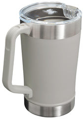 Stanley carafe en usage extérieur illustrant praticité et conservation fraîcheur