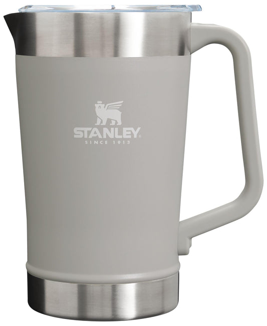 Stanley carafe face avant montrant robustesse et design pour servir facilement