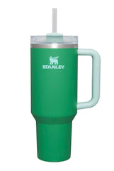Stanley Quencher vue face avant montrant poignée et couleur festive pour transport aisé