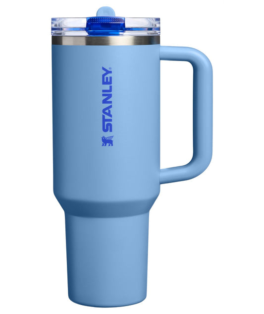 STANLEY Quencher vue avant bleu sky montrant la poignée et le design