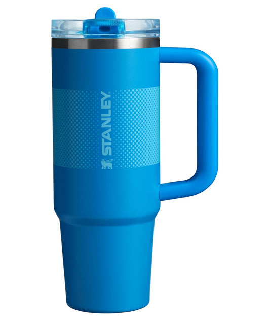 STANLEY Quencher vue avant du gobelet montrant le design Azure Fade et l’étanchéité