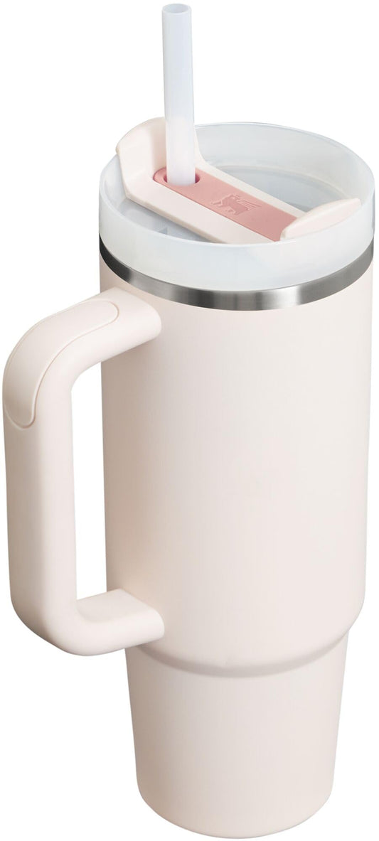 STANLEY Quencher gros plan du bouchon FlowState montrant paille et étanchéité