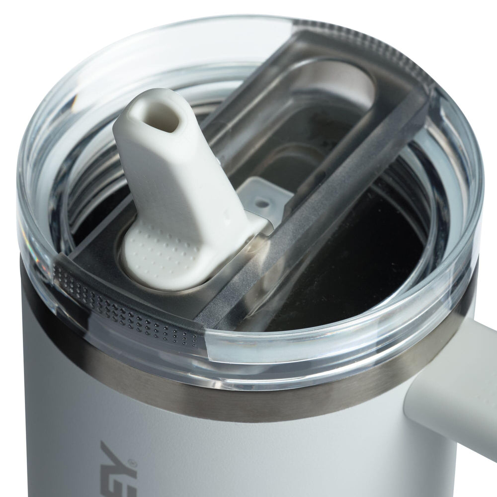 STANLEY Quencher gros plan sur le couvercle Flipstraw étanche et paille