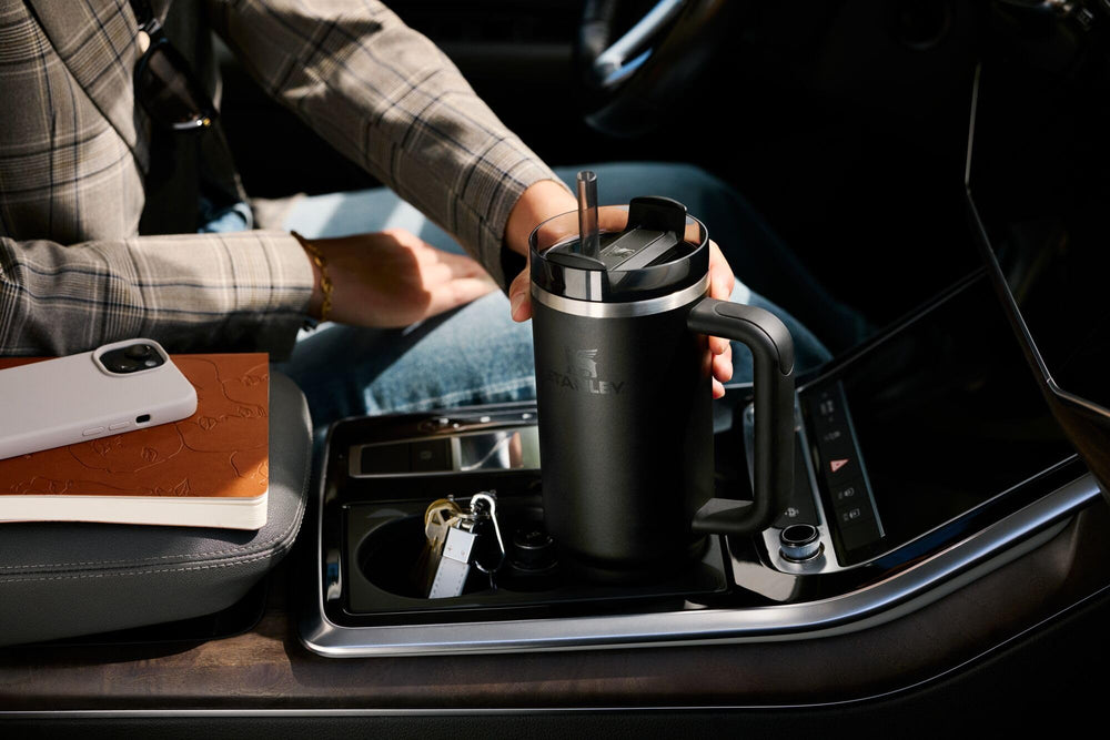 STANLEY Quencher comparé à bouteilles jetables pour montrer l'option durable