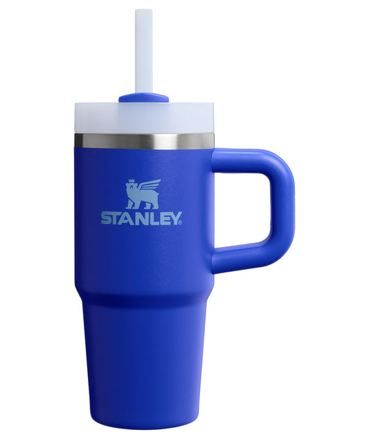 STANLEY face avant montrant le tumbler cobalt et sa silhouette pratique