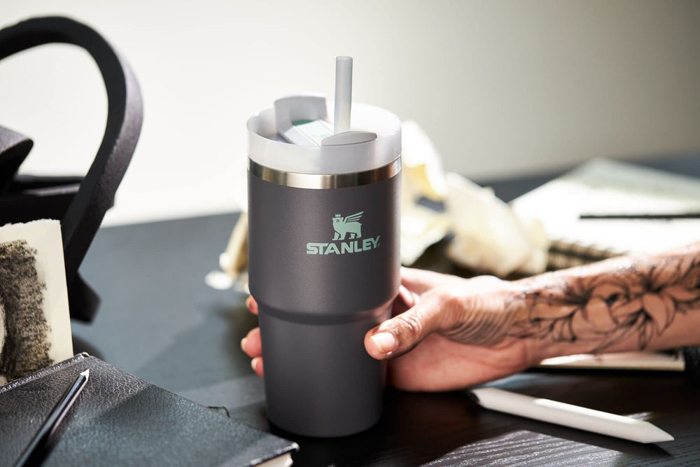 STANLEY Quencher H2.0 comparé à une bouteille et smartphone montre l’échelle 20 oz
