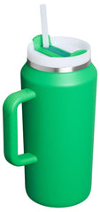 Stanley Quencher H2.0 posé près d'un sac à dos pour une hydratation pratique en déplacement