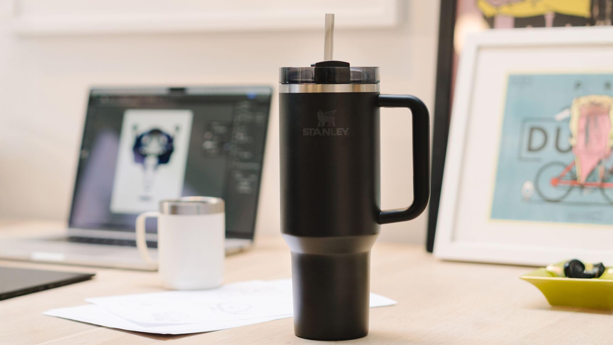 STANLEY tumbler en usage lors d'un entraînement montrant hydratation durable