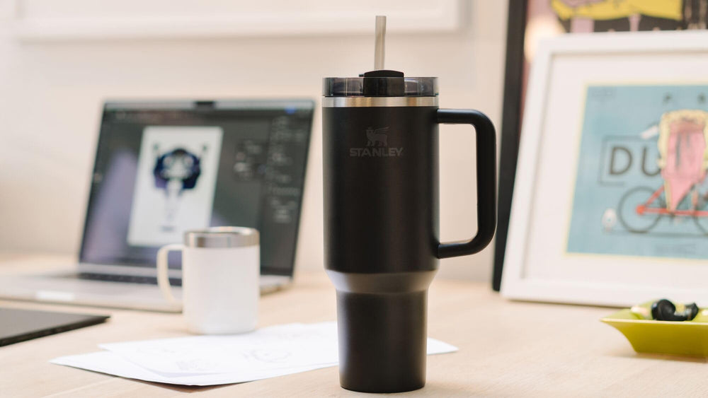 STANLEY tumbler en usage lors d'un entraînement montrant hydratation durable