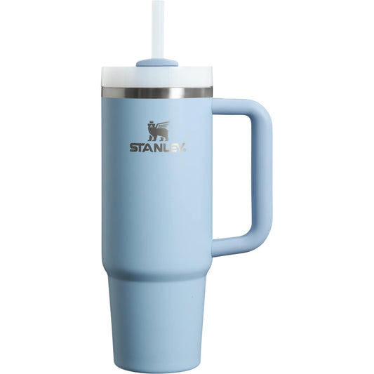 STANLEY Quencher vue avant 40 oz montrant le couvercle FlowState et la poignée pratique