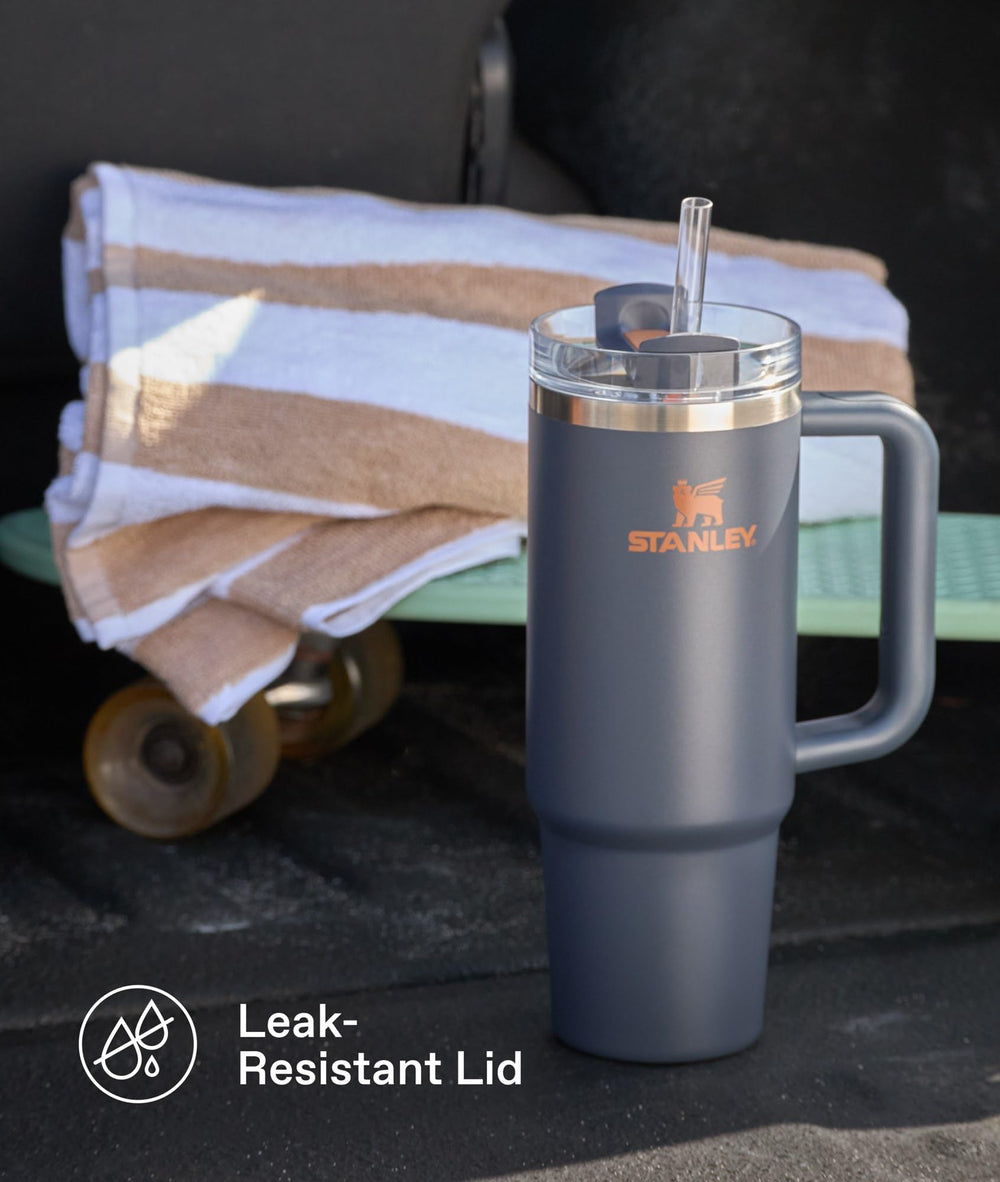 STANLEY Quencher H2 base étroite dans porte-gobelet de voiture pour stabilité