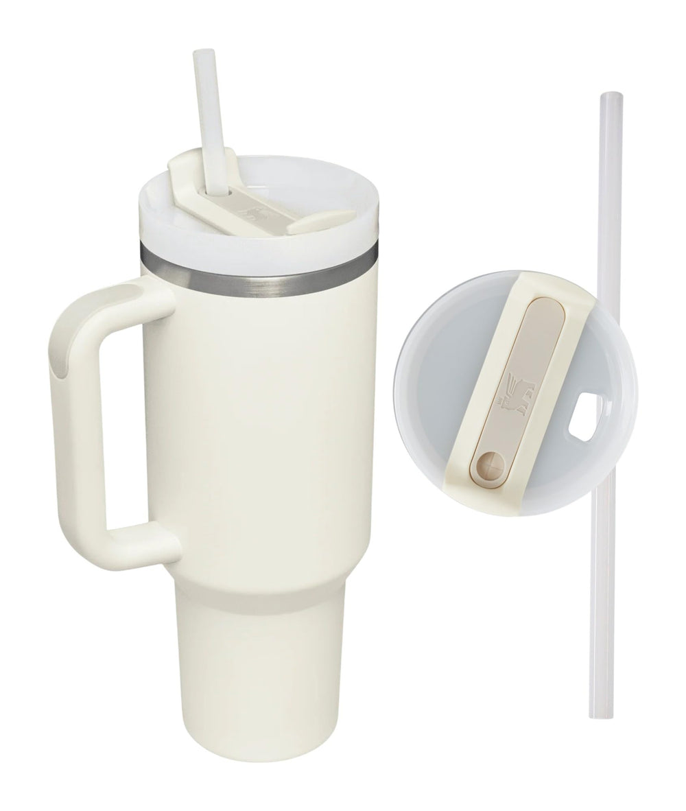 STANLEY Quencher H2 posé dans un sac de randonnée prêt pour une sortie