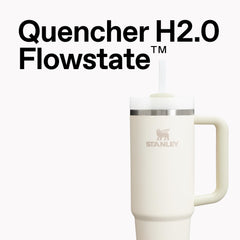 STANLEY tumbler en usage sur un bureau, hydratation pratique au travail