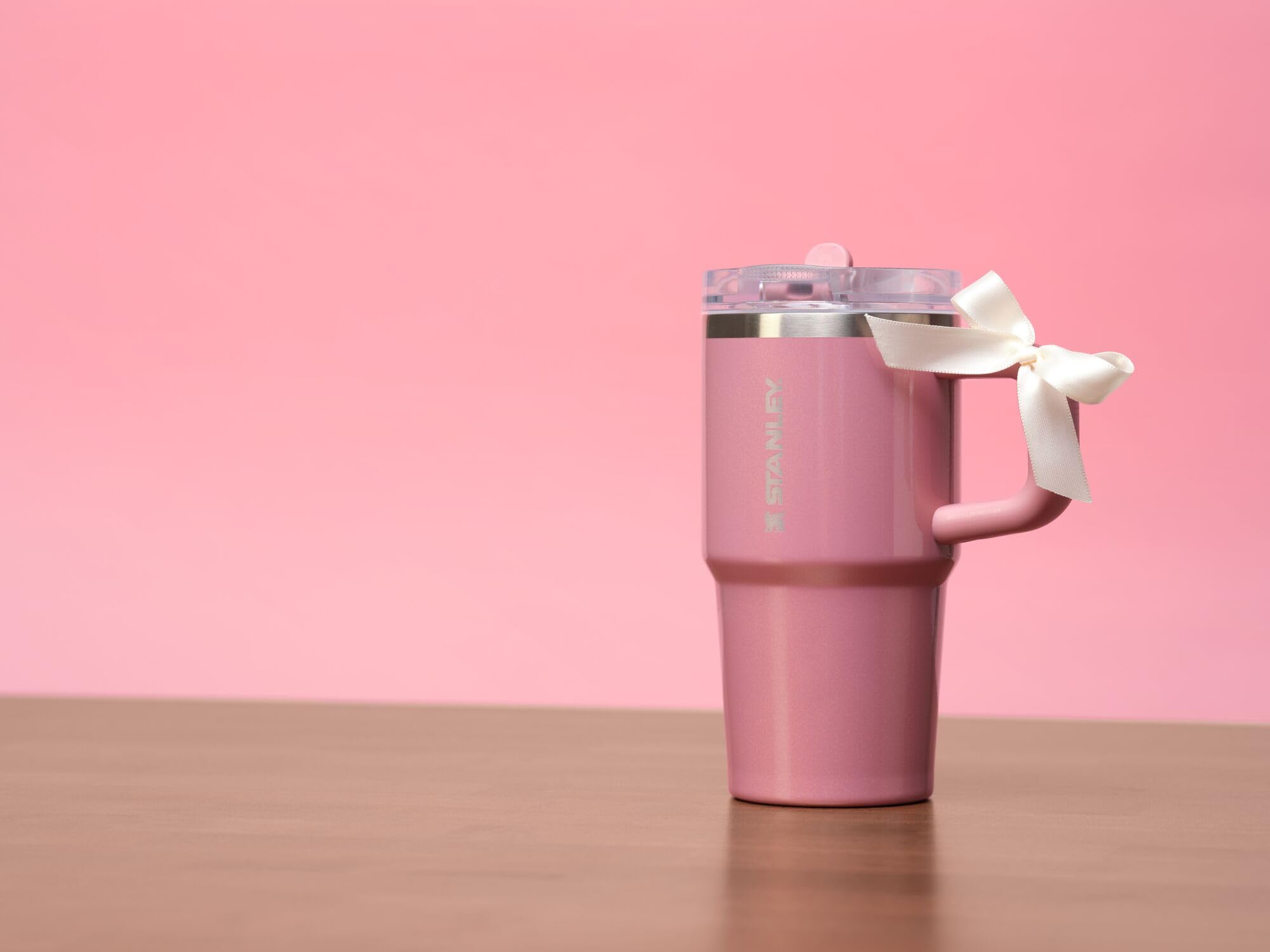 STANLEY Quencher installé dans un porte-gobelet de voiture démontrant l'ajustement sécurisé en trajet
