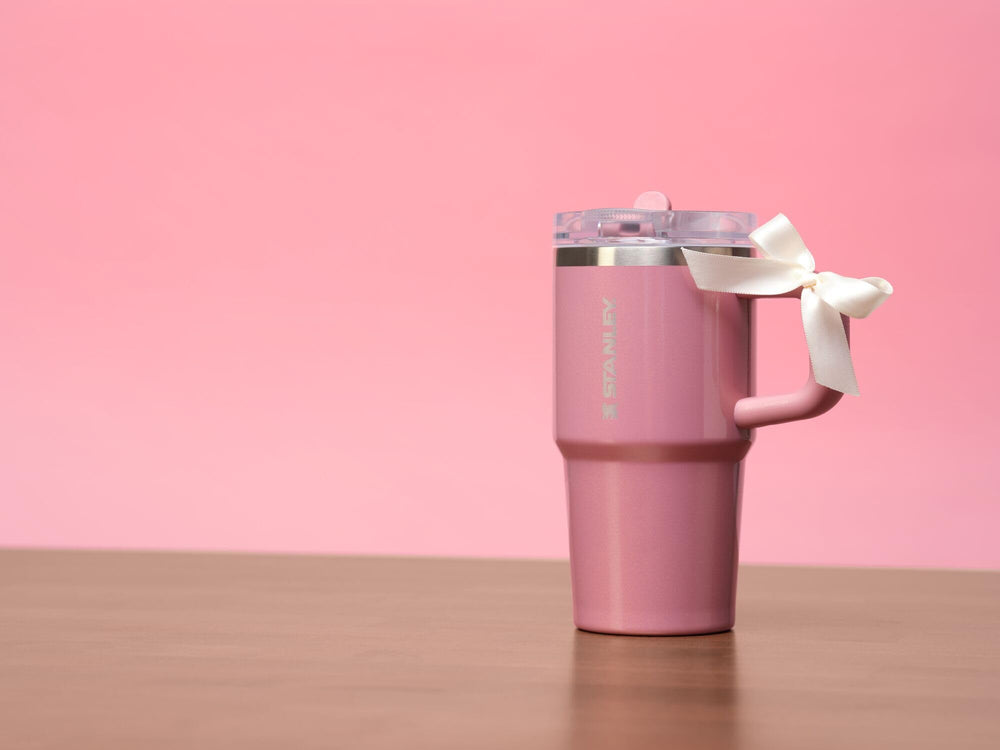 STANLEY Quencher installé dans un porte-gobelet de voiture démontrant l'ajustement sécurisé en trajet