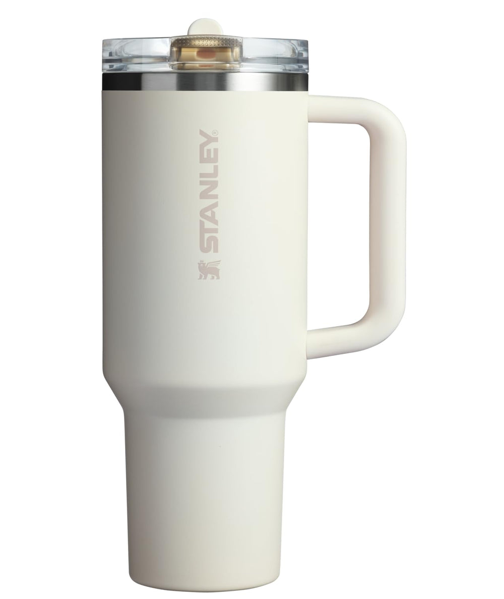 STANLEY vue avant du tumbler crème montrant design durable et capacité