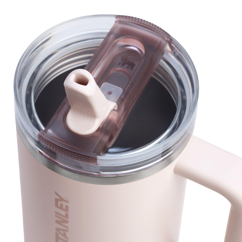 STANLEY Quencher gros plan couvercle Flipstraw et paille, ouverture pratique et étanche
