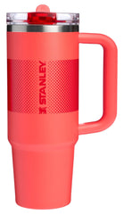 STANLEY vue avant du Quencher ProTour 30 oz montrant le design Hot Coral Fade et style