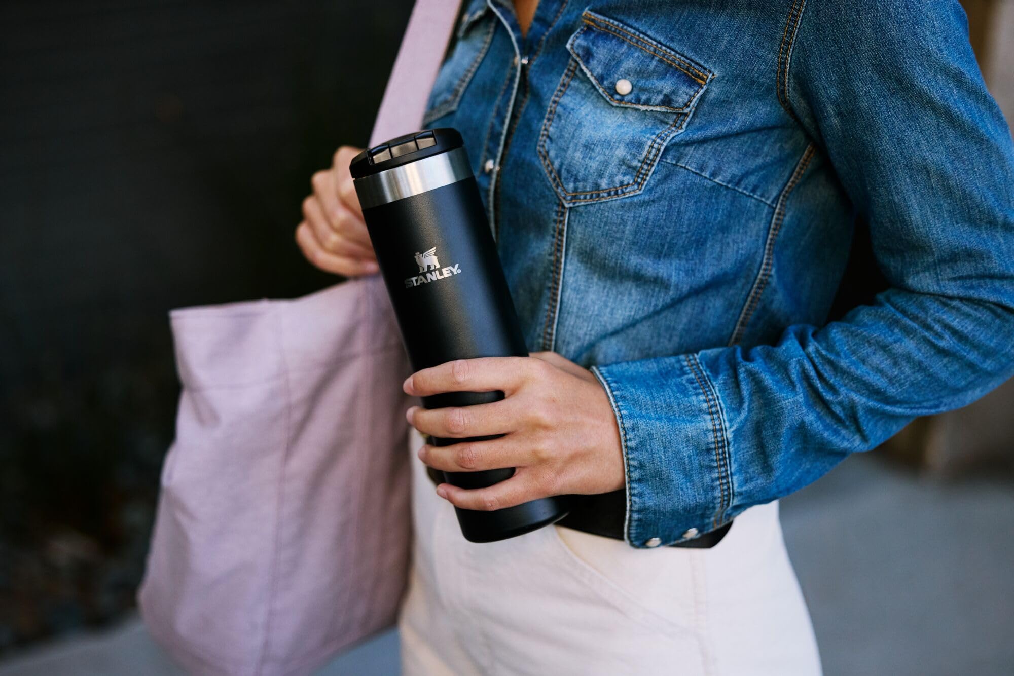 STANLEY mug dans un porte-gobelet de voiture soulignant l'usage en déplacement