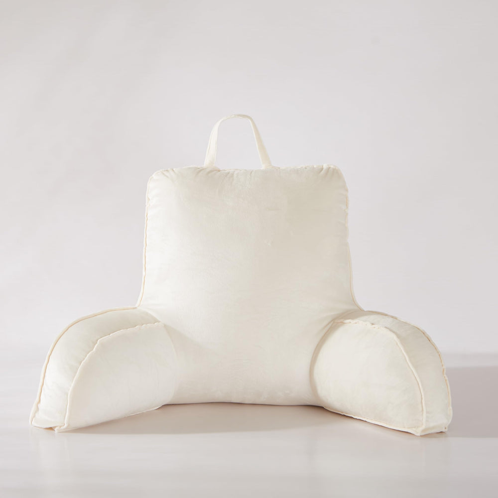 Personne lisant au lit avec coussin StarAneer pour meilleur alignement