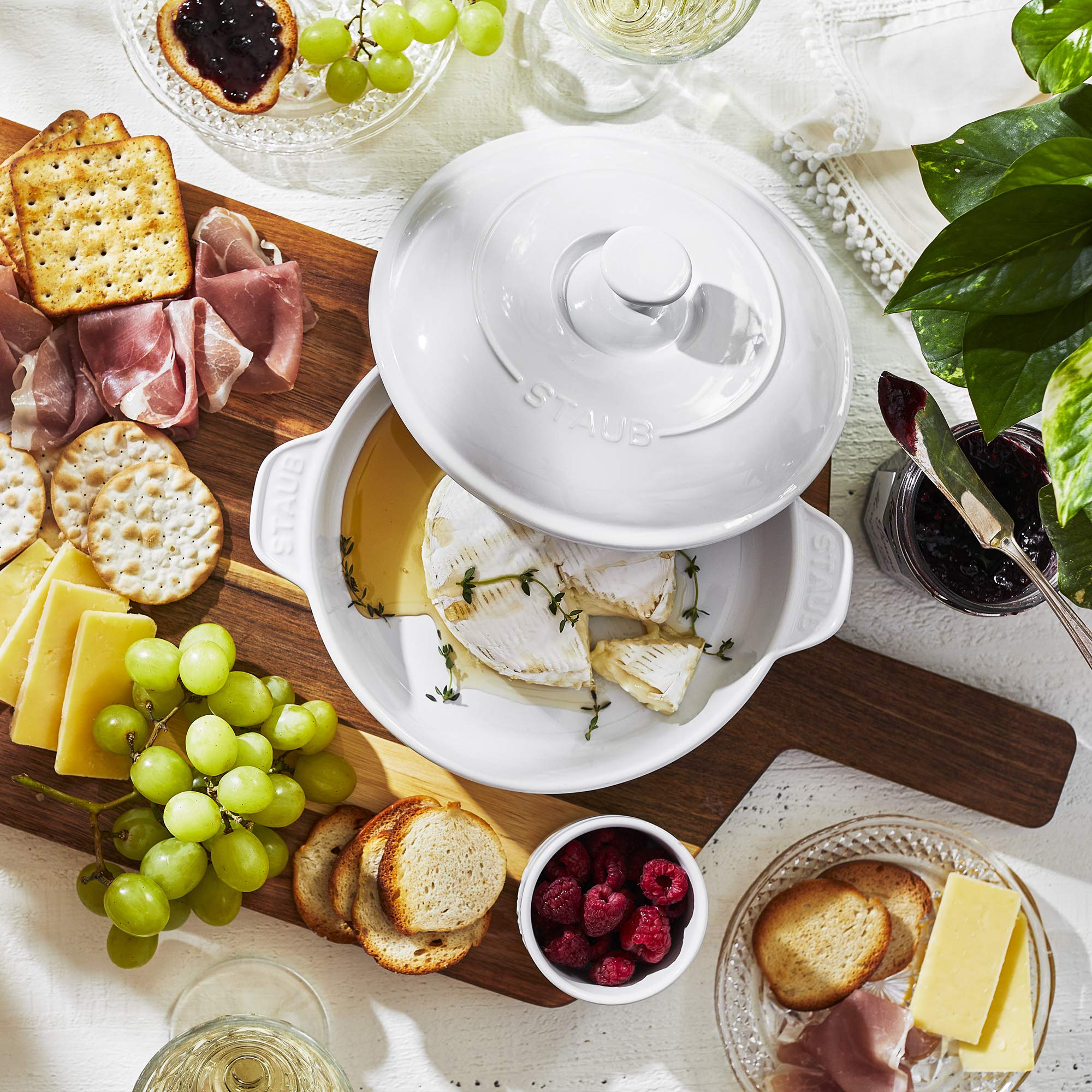 STAUB brie fondu dans le plat montrant cuisson homogène