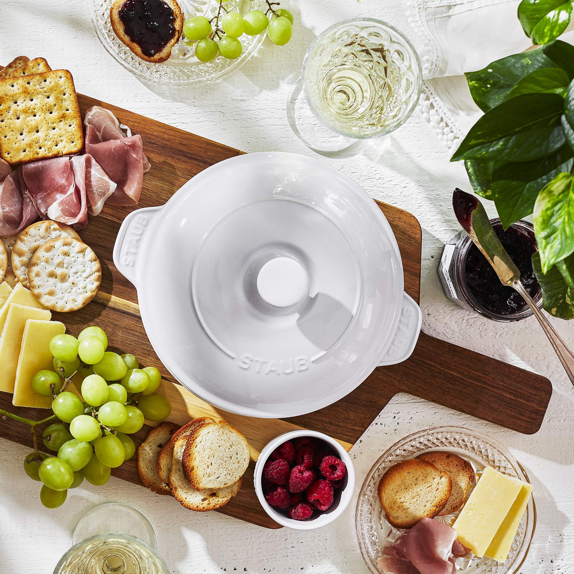 STAUB plat servi sur une table prêt à présenter et partager