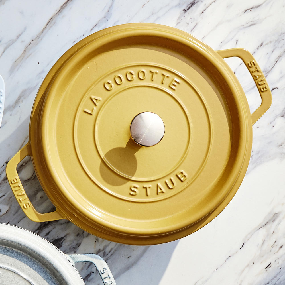 Staub cocotte sur table, présentation élégante prête à servir