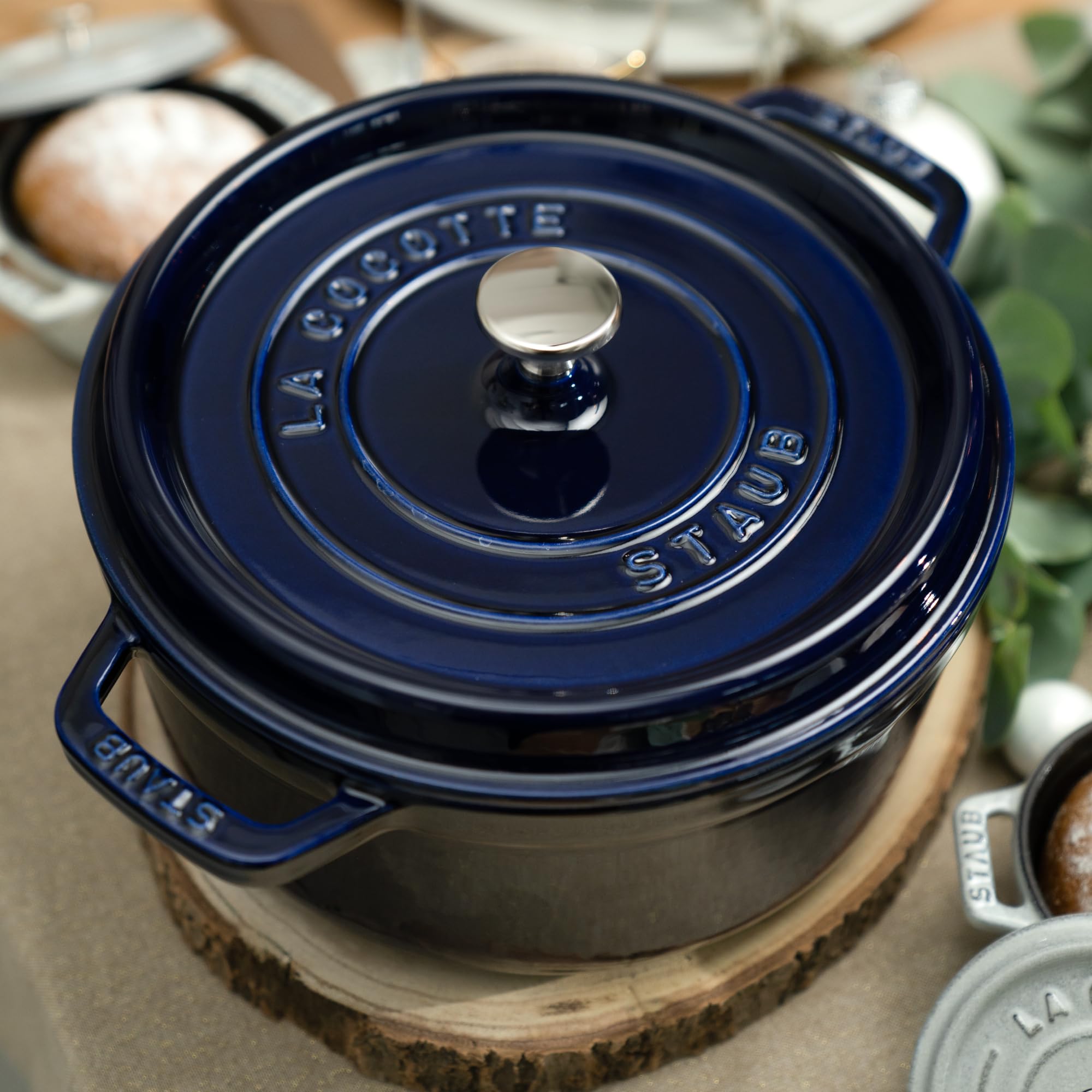 Staub cocotte à côté d’ustensiles pour visualiser capacité et échelle