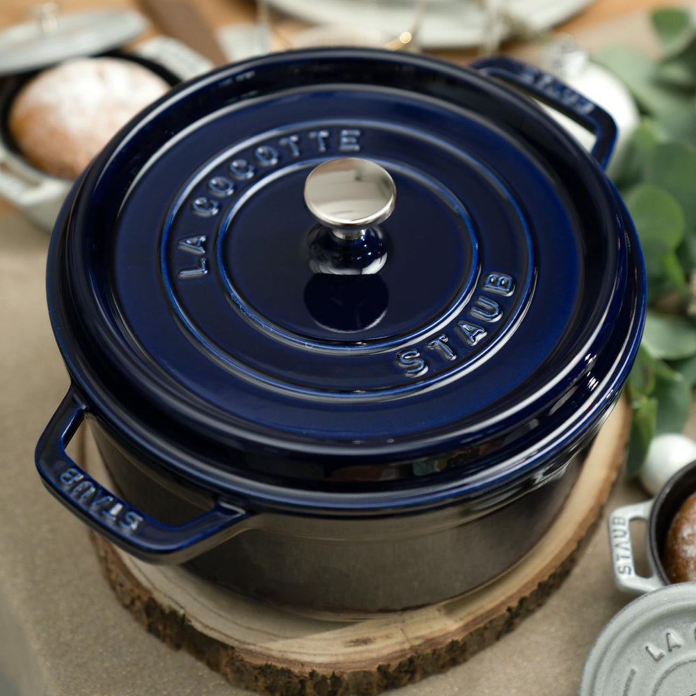Staub cocotte à côté d’ustensiles pour visualiser capacité et échelle