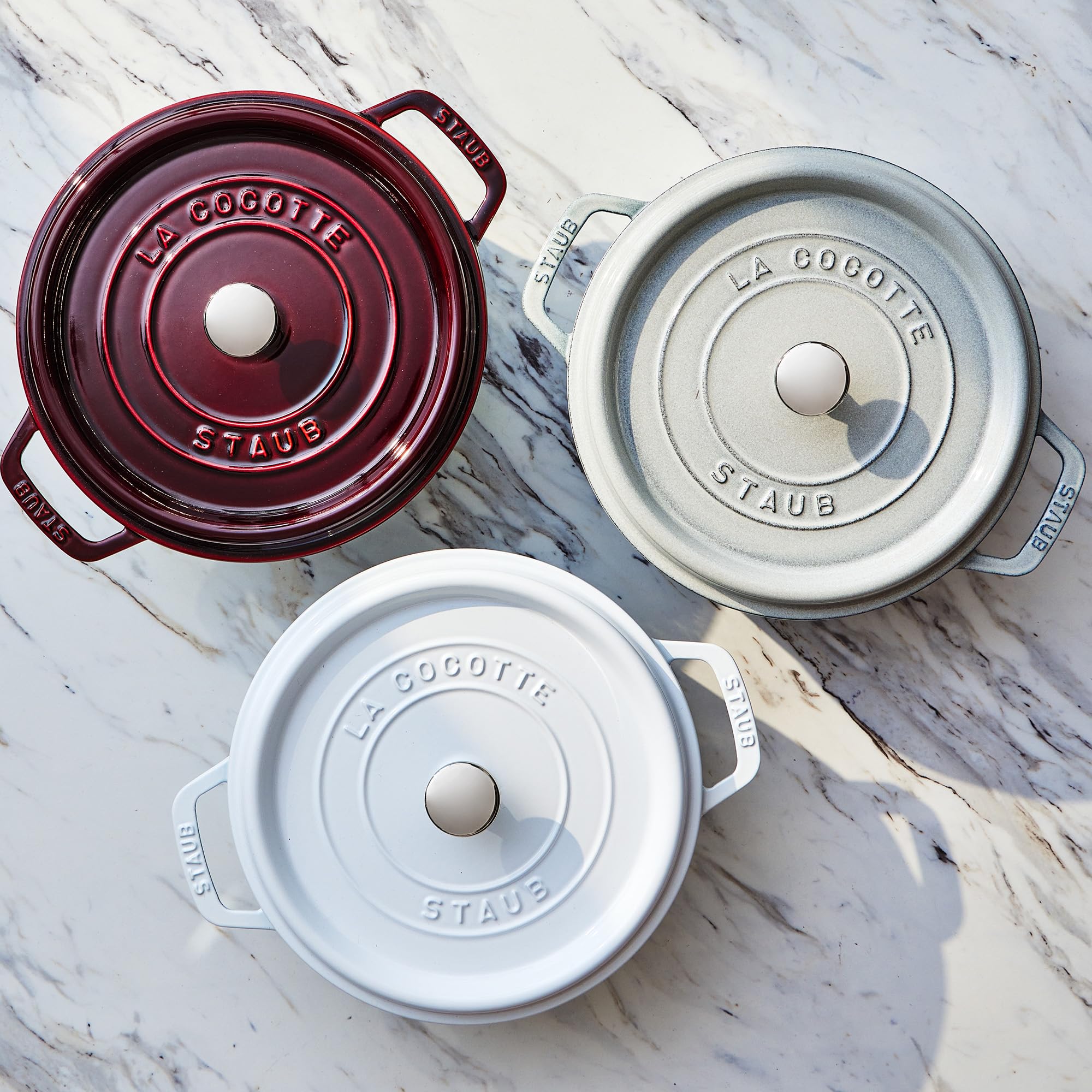 Staub cocotte à côté d'objets pour comparaison de taille et capacité 4 qt