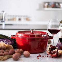 Staub couvercle intérieur à picots montrant auto-arrosage et viande juteuse