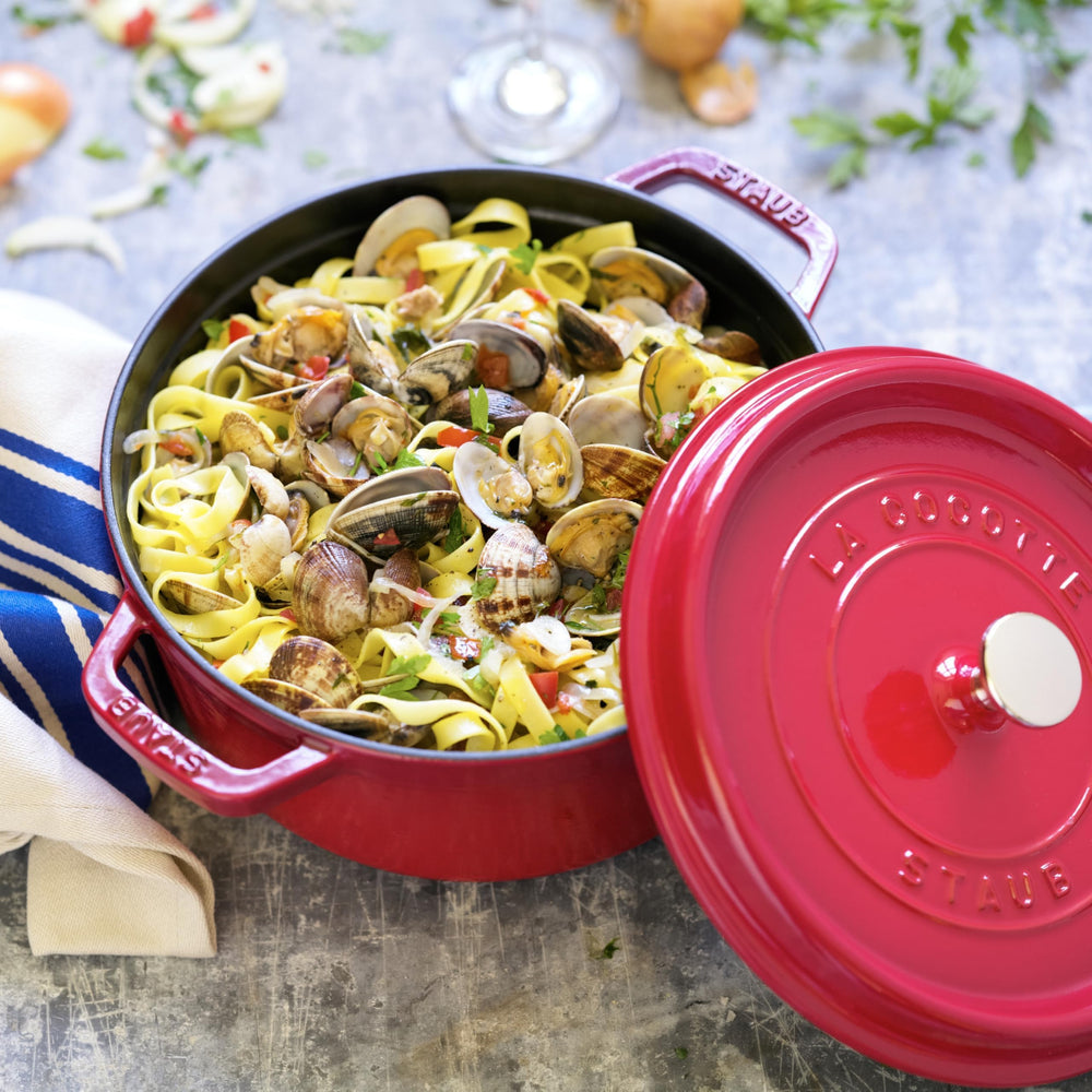 Staub cocotte tenue à la main pour montrer capacité pour 3–4 personnes