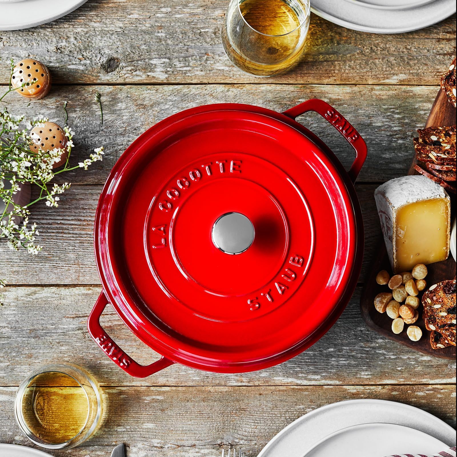 Staub cocotte en action lors d'un mijotage lent pour plats tendres