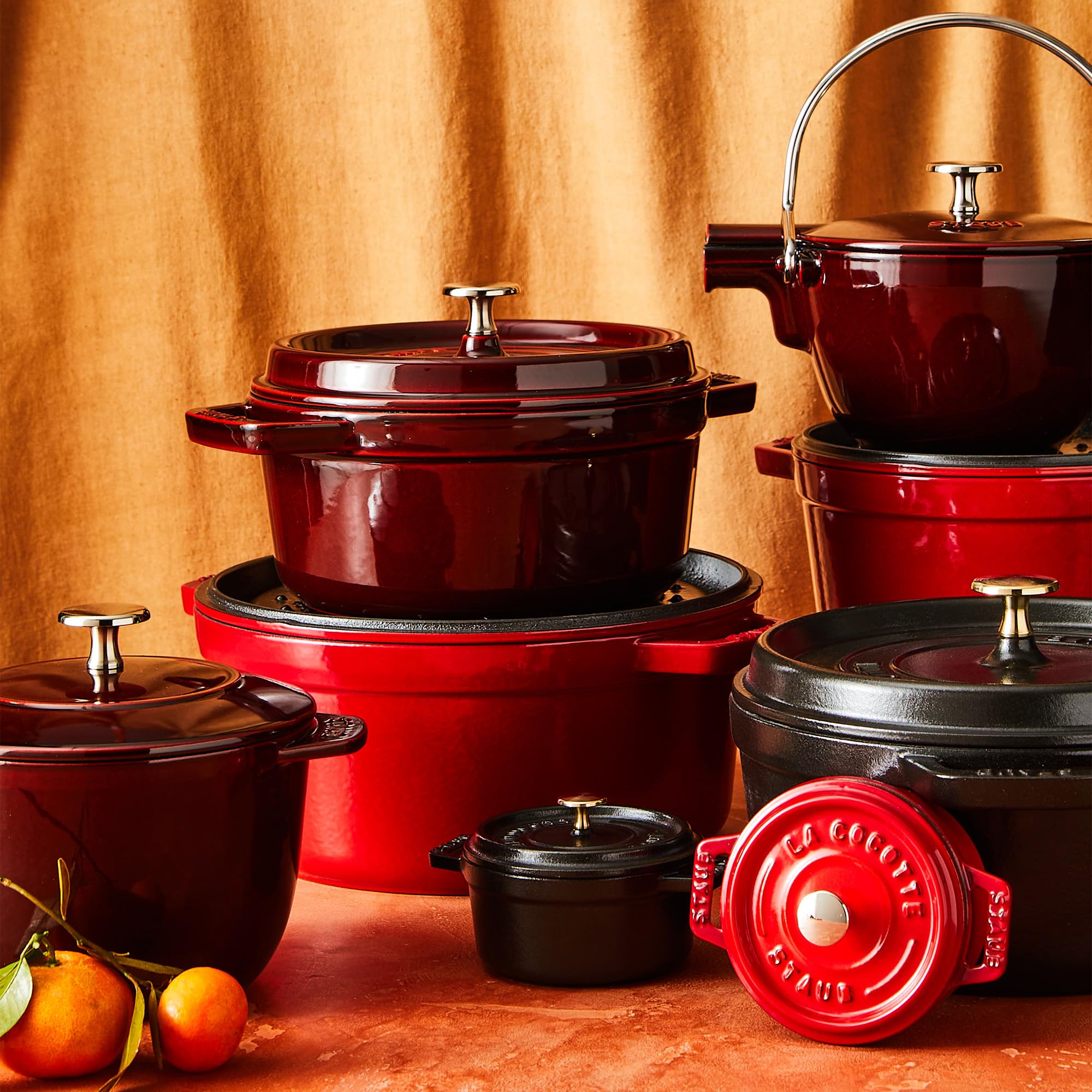 Staub cocotte en usage sur feu avec ragoût pour rendu de cuisson homogène