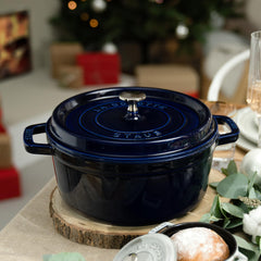 Staub cocotte en usage sur plaque montrant compatibilité induction et chaleur uniforme
