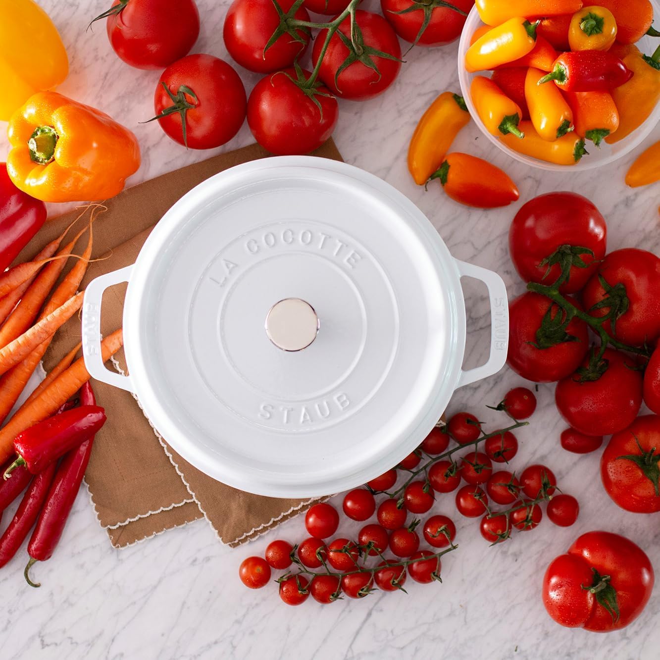 STAUB intérieur émail blanc gros plan, meilleure visibilité pour brunir
