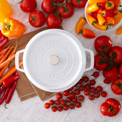 STAUB intérieur émail blanc gros plan, meilleure visibilité pour brunir
