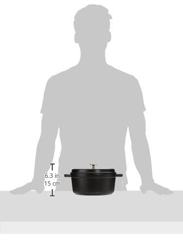 STAUB cocotte servie sur table décorée pour présentation élégante et conviviale
