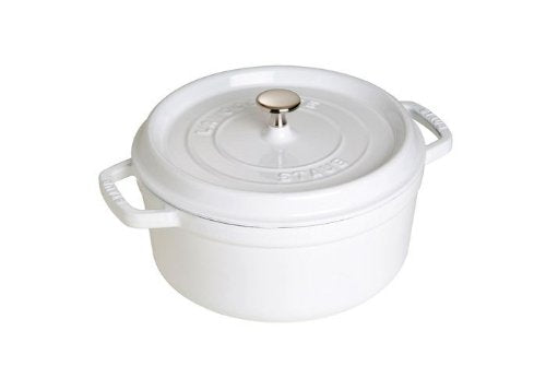 STAUB cocotte ronde blanche vue de face montrant design et poignée résistante